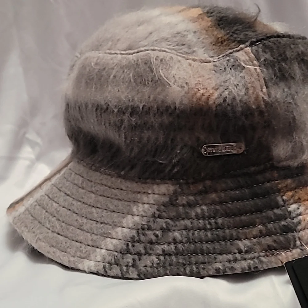Steve Madden Logo Plate Brushed Bucket Hat OSFM Off white Gray Tan Plaid